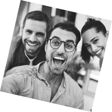 Un grup de prieteni facand un selfie